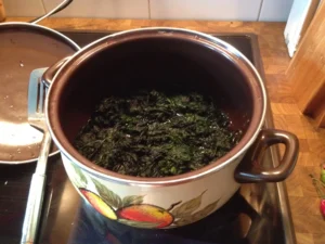 Kochen, bis die Blätter zusammenfallen