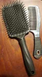 Weiche Bürste (sog. Paddel) und Kamm zur Reinigung der Bürste
