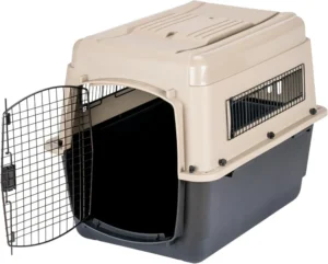 (Transport-) Kennel mit bei Bedarf verschließbarer Tür, kann ebenfalls mit Einlagen nach Wunsch ausgelegt werden