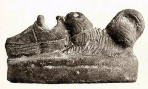 Welpe mit Schuh
Terrakotta, Achmounéin (ca. 300 Km südl. v. Kairo), aus: Perdrizet. Vol. 1. Nr. 399. S. 146, keine genaue Datierung